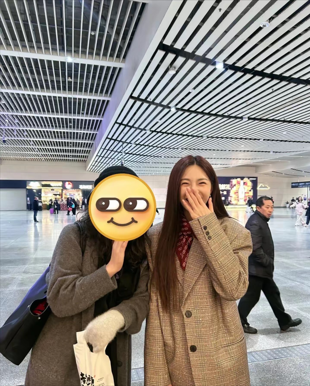 本来以为沈梦辰并不是很高,其实沈梦辰的官方身高有171cm呢,她与路人