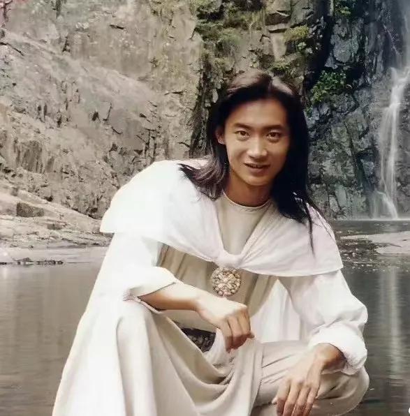 《水月洞天》男主杨俊毅退圈后首次出镜,近照臃肿油腻,网友大呼认不出