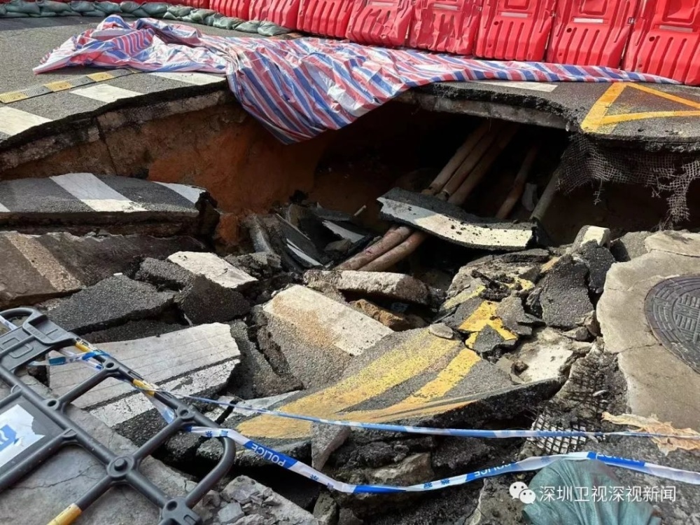 深圳突降大暴雨，两处路面塌陷致使数量车辆掉入坑中_腾讯新闻
