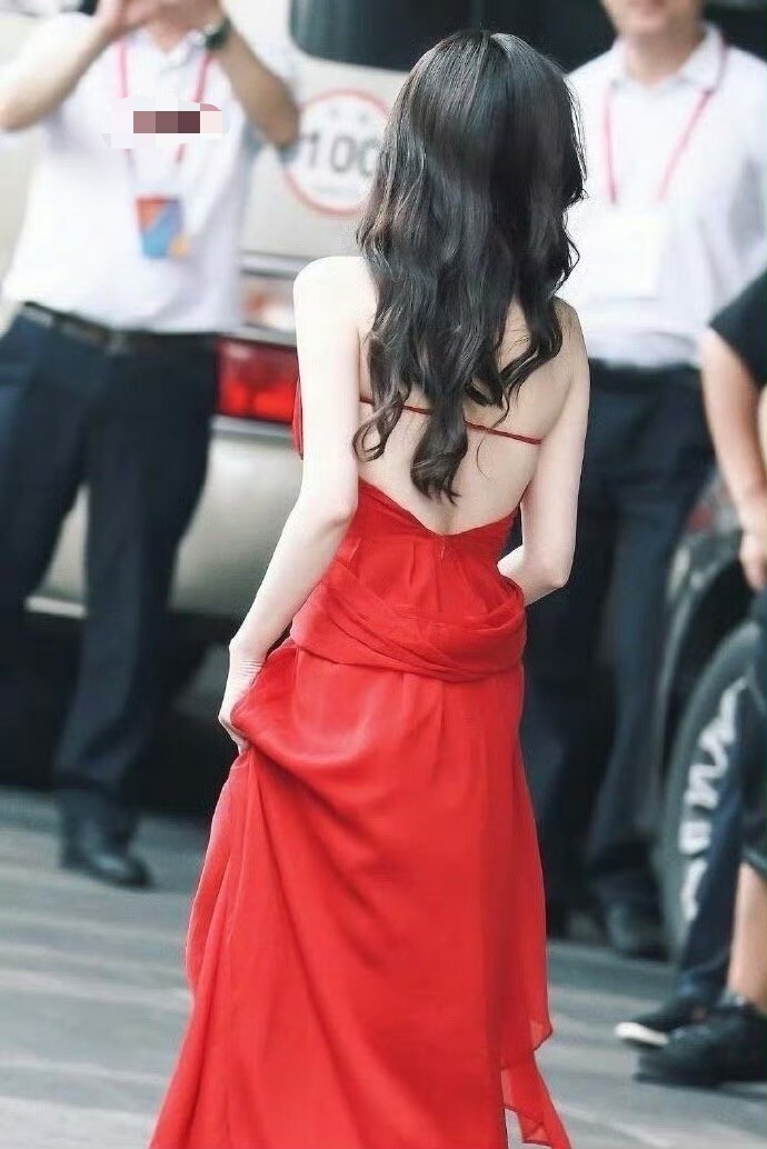 《奔跑吧》发布会:白鹿穿红裙露美背,宋雨琦金发撩人,范丞丞像新郎