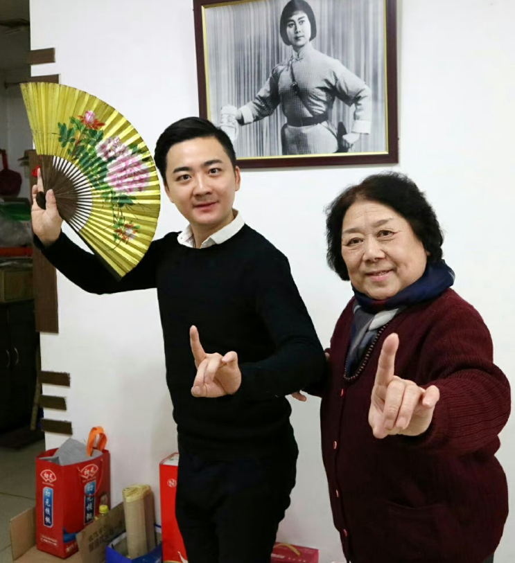 马金凤弟子王文慧去世,与恩师祭日只隔两天,死因疑似高血压_腾讯新闻