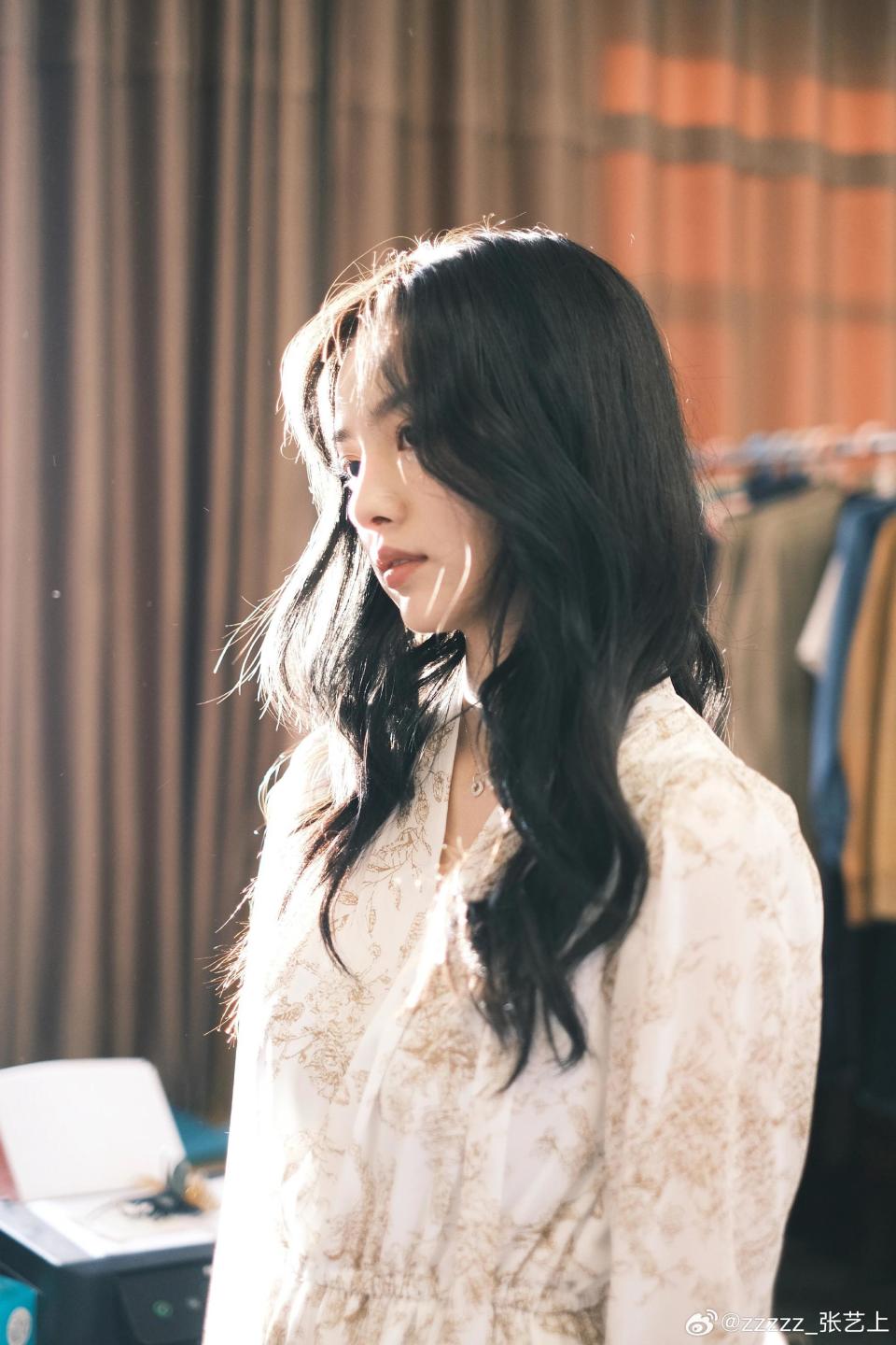 西出玉门冲着35岁的倪妮追剧却被27岁的张艺上惊鸿一瞥吸引