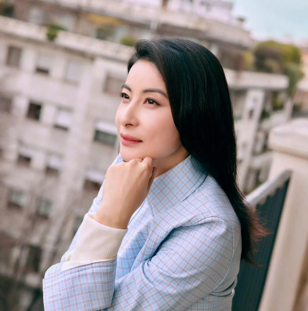 60岁章小蕙和郭晶晶同框,穿搭高级风韵犹存,尽显港风真名媛范儿_腾讯