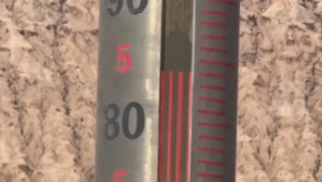 新疆吐鲁番开启“烘烤模式”，火焰山地表温度飙至84℃