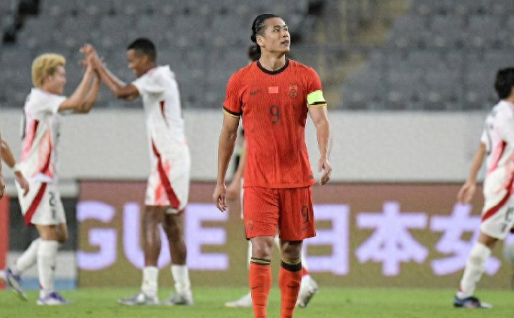 惨！中国男足东亚杯两连败，0比2输日本后主帅仍称“满意”引争议！
