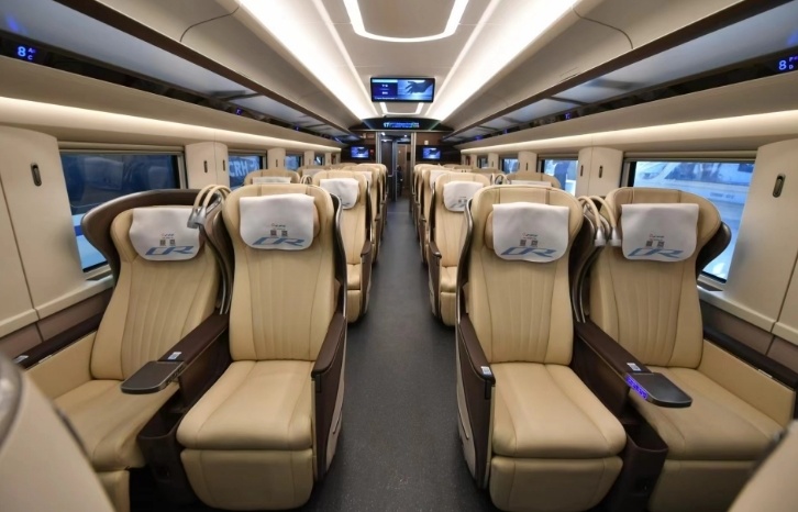 走进17号优选一等座车厢,24个贝壳式电动座椅让人眼前一亮.