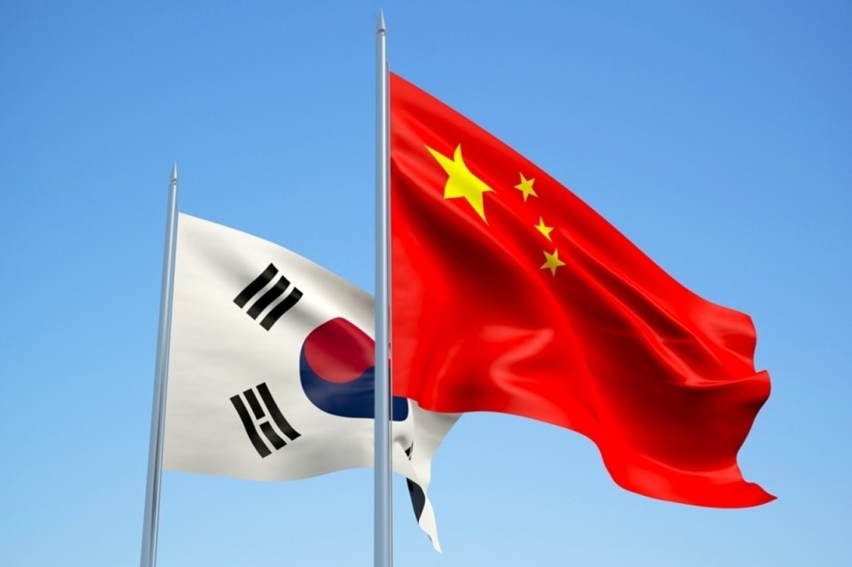 韩国国旗和中国国旗尹锡悦仅仅花了半年多的时间,就让中韩关系从友好