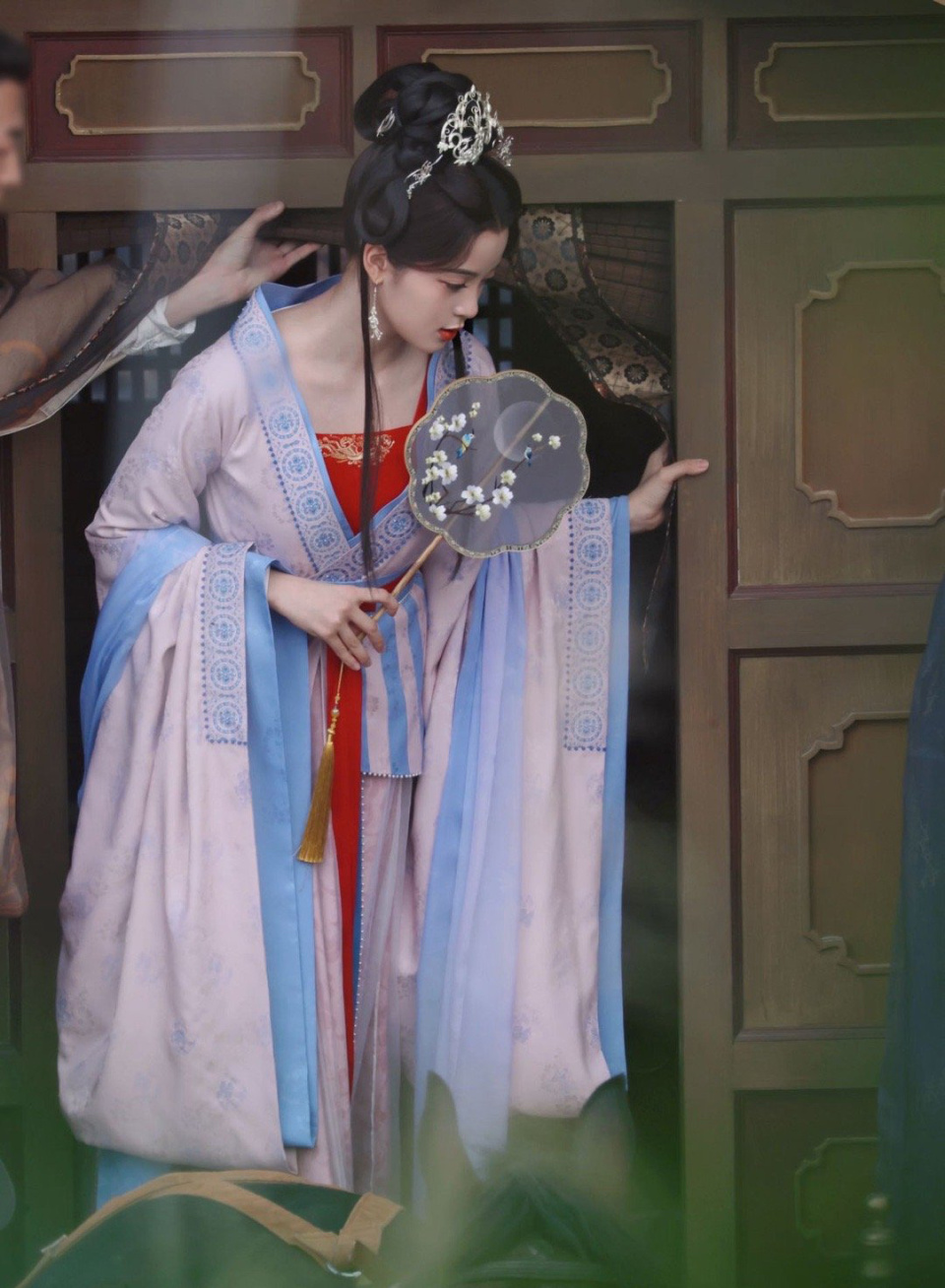 欧阳娜娜和女二号夏楠站在一起,问题显而易见了.女主肩膀内