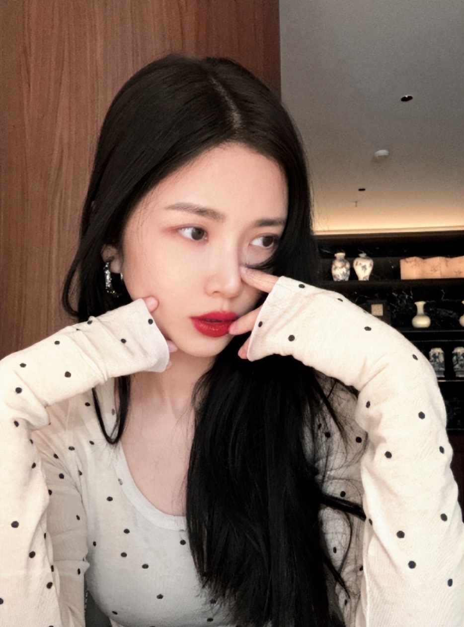 杜淳妻子王灿带女儿就餐,不幸烫伤,引得网友怜惜!_腾讯新闻