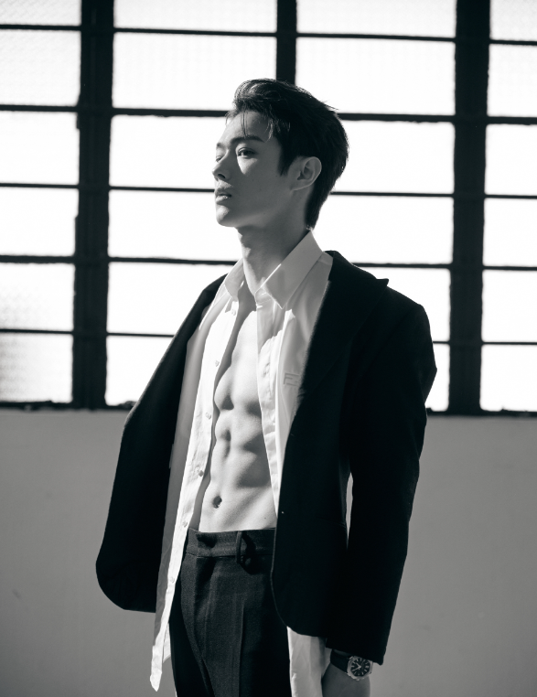 肖战穿稀有高定,王一博似奔丧,龚俊戴220万珠宝_腾讯新闻