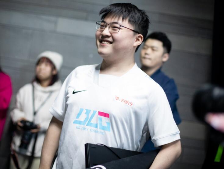 uzi复出blg很兴奋给粉丝抽奖送黄金被网友吐槽是在蹭热度