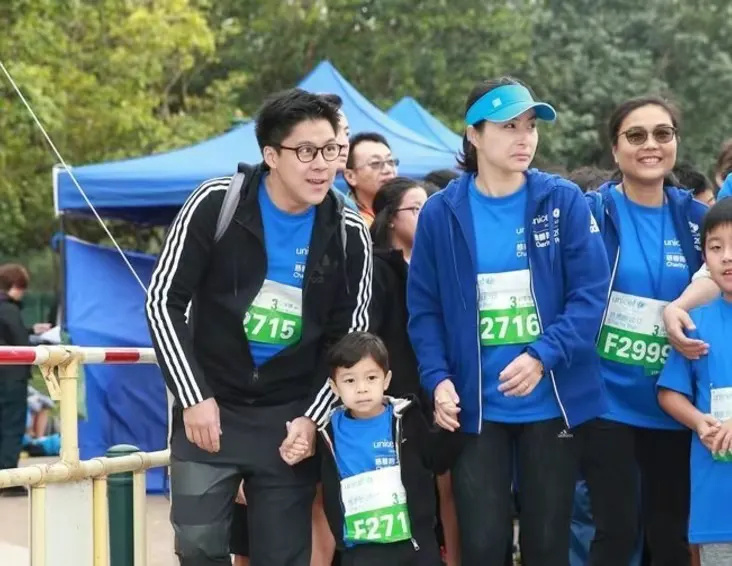 郭晶晶霍启刚一家五口参加慈善跑三子女罕见公开亮相模样很像