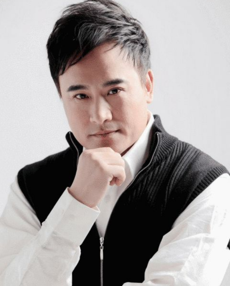 提起施羽的名字,或许有人不熟,但是看到他那张脸一定不陌生