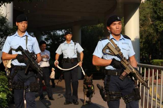 如今的香港警察都配啥枪?他们和以往的形象不同