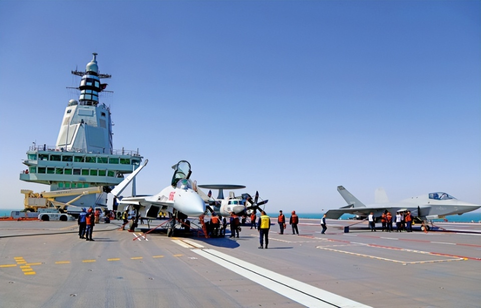 正式官宣入列！福建舰不负众望，中国海军正式迈入“三航母时代”-腾讯新闻