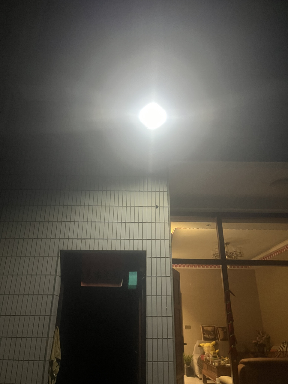 写点生活｜一盏路灯，足够温暖每个夜归人-腾讯新闻