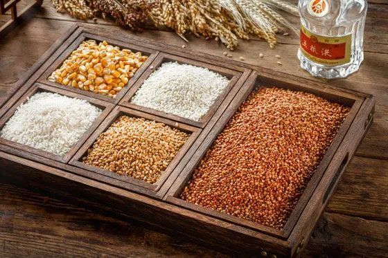 大米,糯米,高粱,小麦,玉米,五种原料构成了五粮液香,甜,净,爽,醇的
