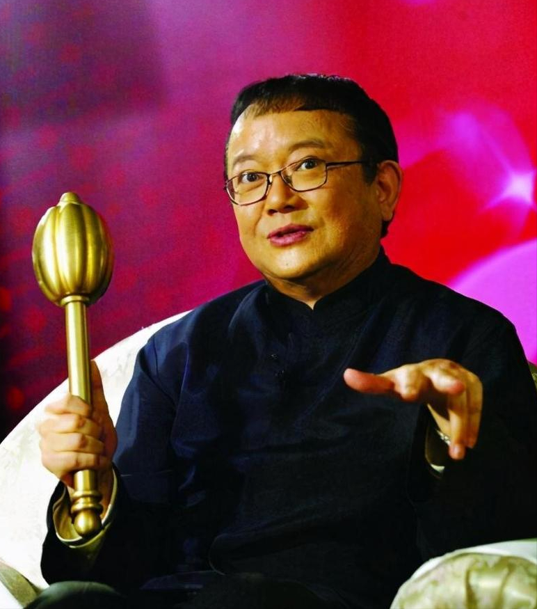 节目主持人,曾主持过1986年央视春晚,《天下收藏》《王刚讲故事》《知