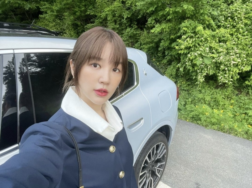 清纯美依旧,尹恩惠的时尚穿搭,宾客装展现端庄气质