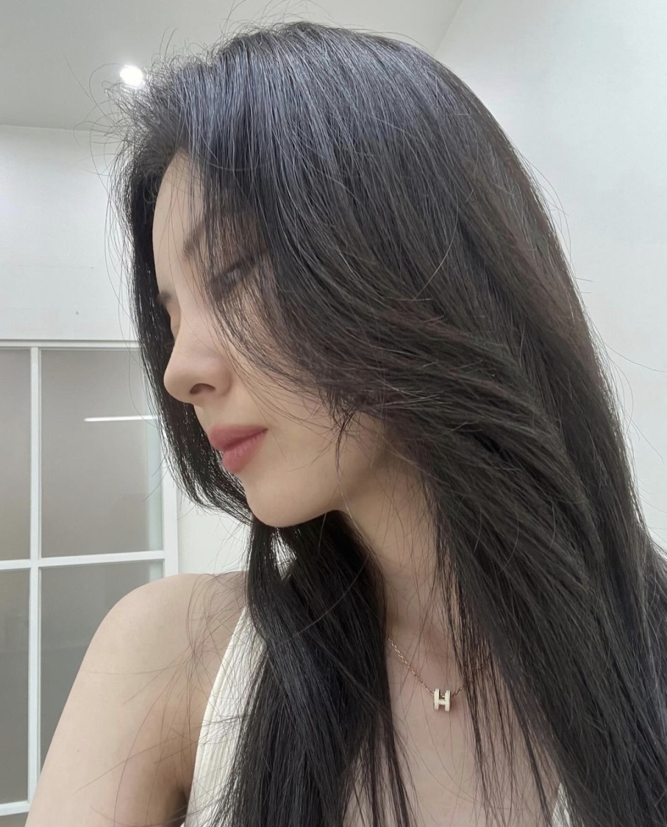 徐贤晒自拍照,长发披肩,尽显清纯气质