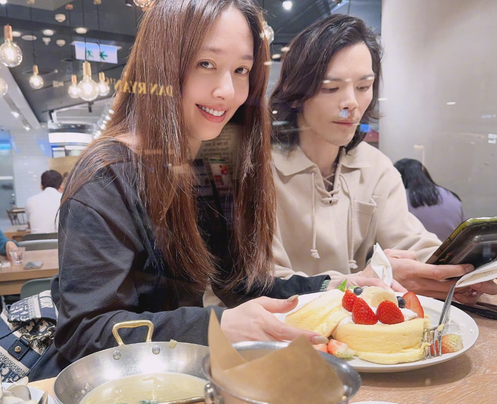 郭碧婷给老公手写打call纸条,甜喊向佐"佐佐",越爱越高调