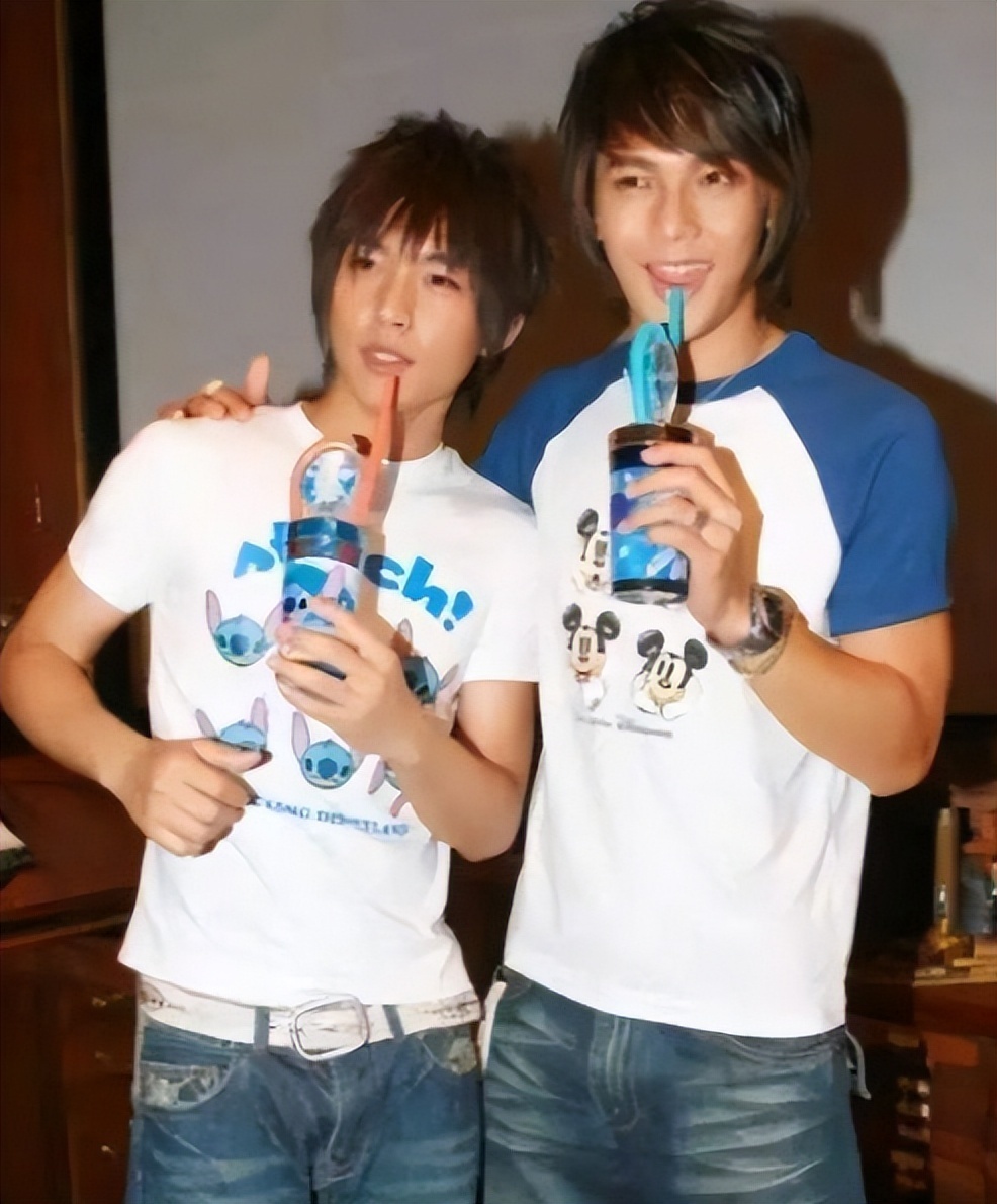 最开始公司是让炎亚纶和吴尊炒cp,但独独钟情于汪东城的他是硬是凭借