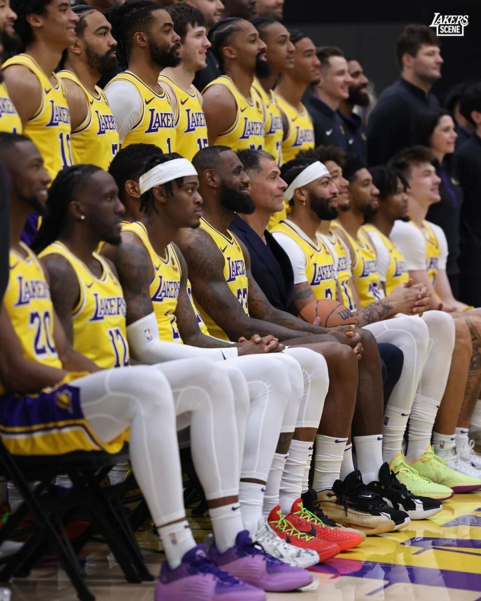 今天,湖人队在飞往孟菲斯之前拍摄了23-24赛季的全家福,坐在前排的是