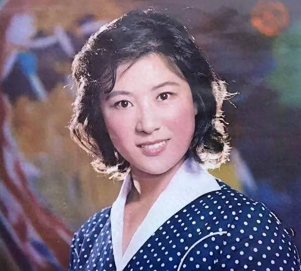 著名演员王馥荔:丈夫为娶她被开除,如今儿子成了夫妻俩的骄傲