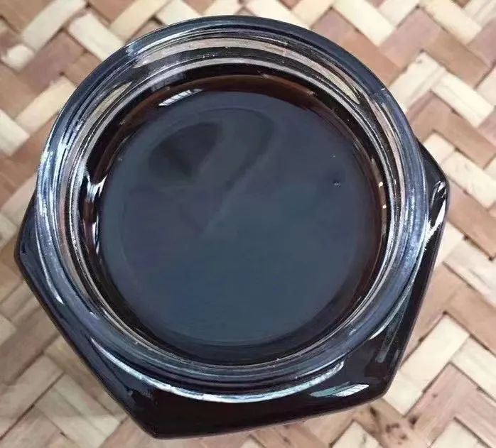 蜂蜜放了五年颜色有点黑还能吃吗(蜂蜜放了五年颜色有点黑还能吃吗为什么)