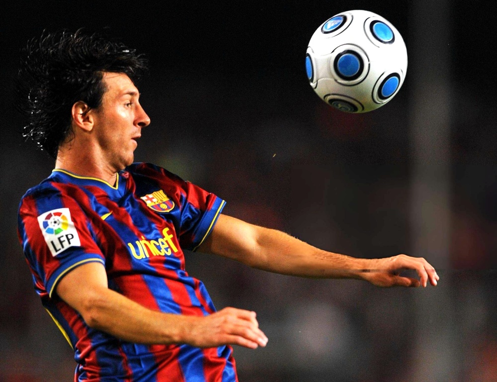 重走球王路梅西双响2009年捧起西超杯六冠王即将达成