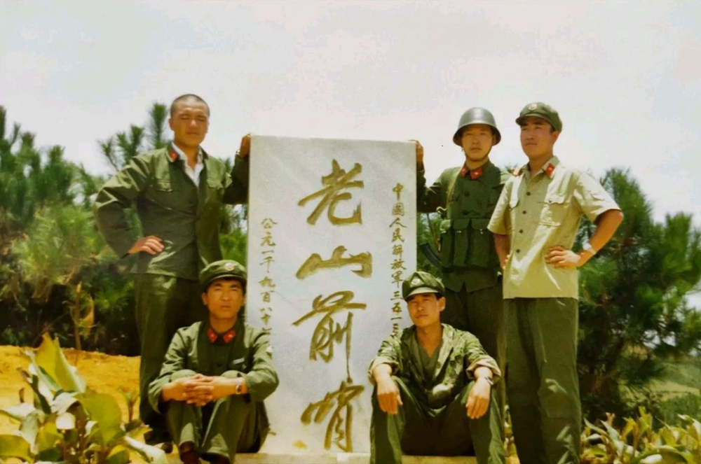 中越战争第十年,后勤部队越过前沿,送给越军一车"新式武器"