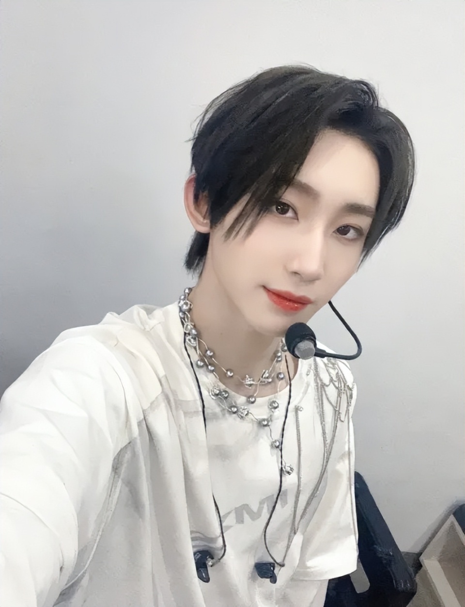 18岁男星被曝与已婚粉丝约会，手写信道歉！公司：暂停所有演艺活动_腾讯新闻