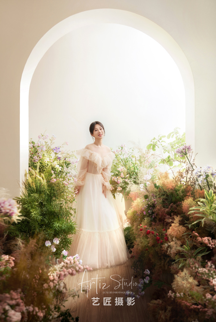 杨紫520婚纱大片,置身花丛演绎人比花娇,天鹅颈直角肩养眼十足_腾讯