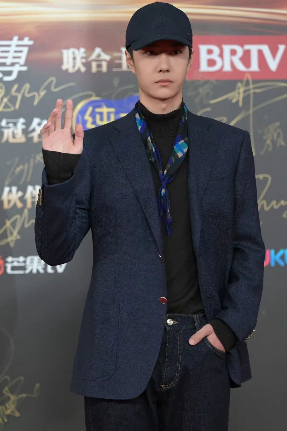 王一博时装周生图被嘲!帽子半永久引猜测,脸型短板暴露_腾讯新闻