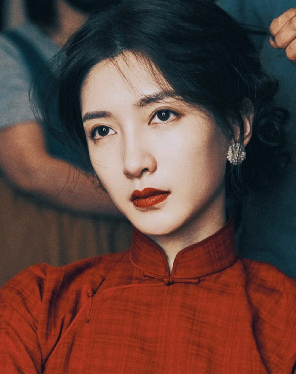 《无名》:三代女星同场比美,谁穿旗袍最美?周迅输给江疏影_腾讯新闻