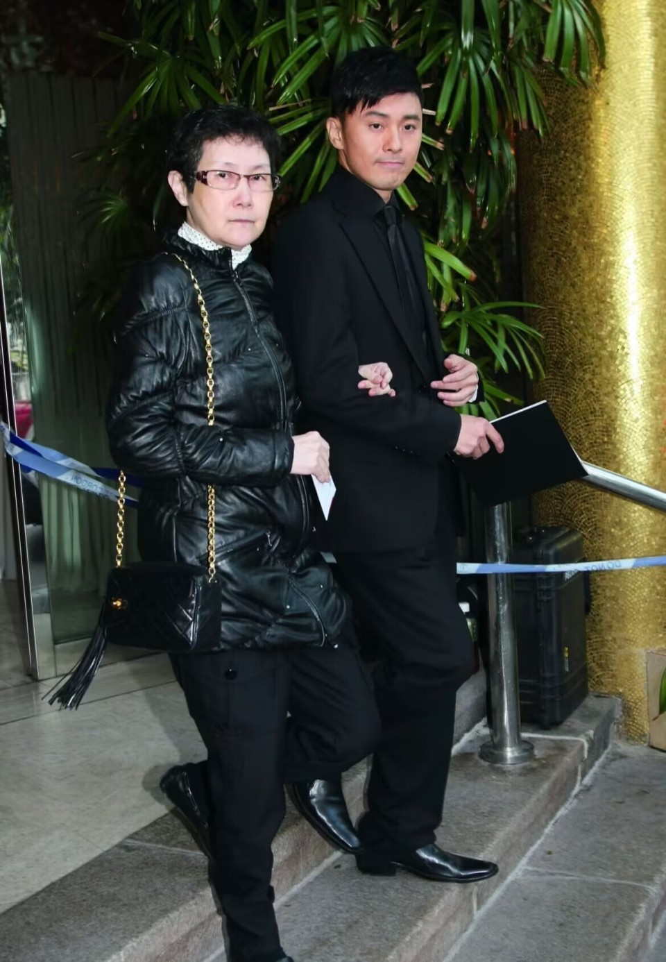 2011年,邓光荣葬礼上——影坛大佬最后的排面_腾讯新闻