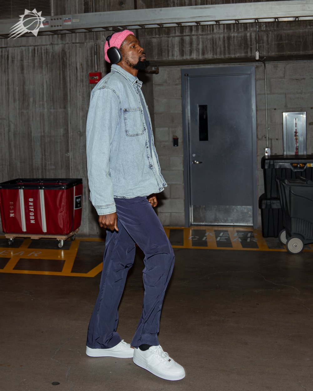 湖人战太阳首发出炉 詹皇霸气入场杜兰特粉帽抢镜