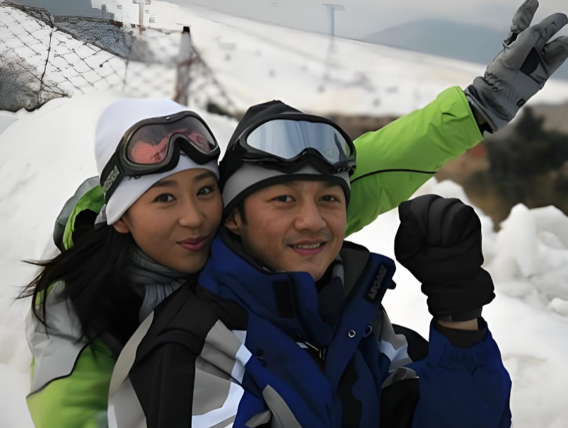 演員苗圃低調現身嫣然醫院捐款，曾被捲入李亞鵬王菲情感風波 - 