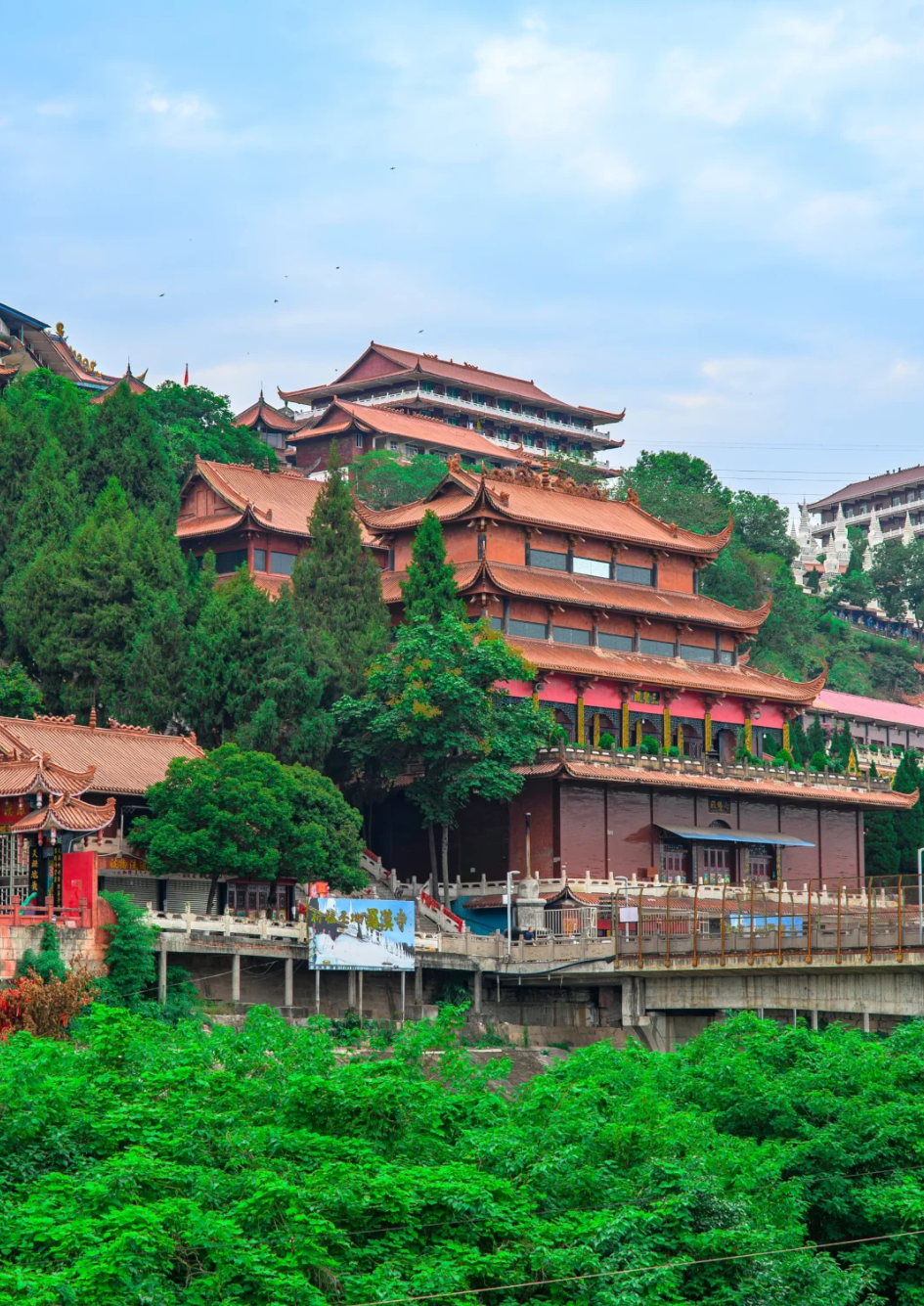 无论是探访罗汉寺的壮丽建筑,还是在圣水寺感受佛教文化,绵阳都将为您