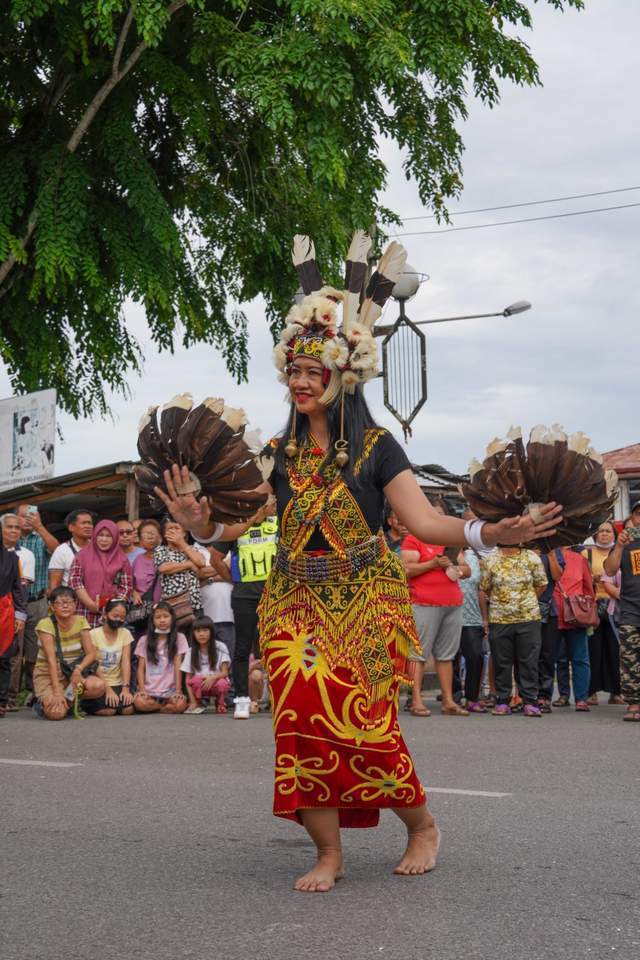 古晋旅行实拍达雅人丰收节部落美女跳起犀鸟舞以示庆贺