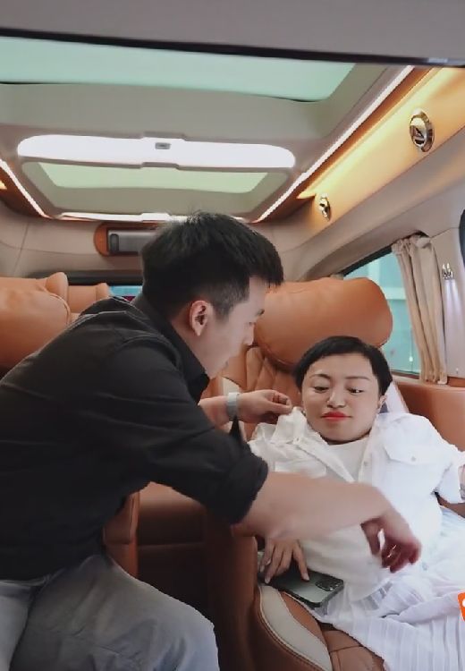 紧接着,小男友把李喜梅抱到了豪车上,为她系上