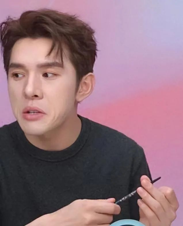 网传李佳琦参加《披哥4》,不带货转行唱跳,网友评论出奇一致