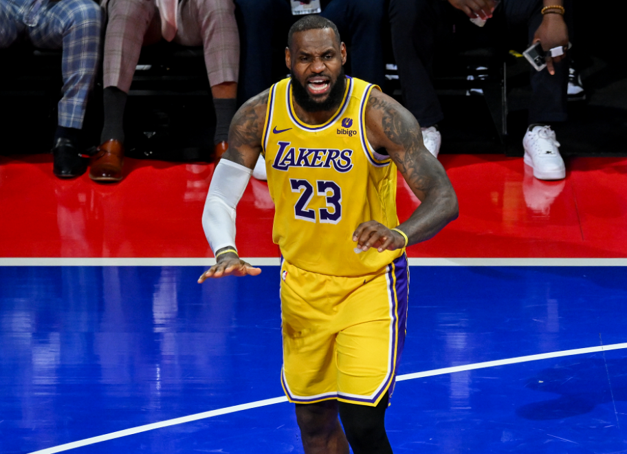 詹姆斯24 11荣获mvp:第一个举起冠军奖杯 与队友疯狂庆祝