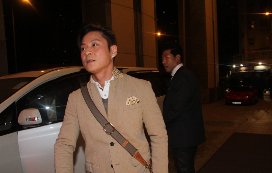 61岁“乌鸦”张耀扬罕有现身，被靓女网友偶遇，绅士手合照受称赞_腾讯新闻