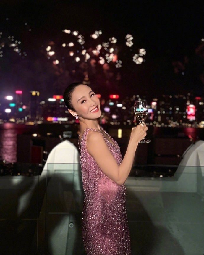 53岁黎姿生日照曝光，曾为残疾弟弟嫁马廷强，如今爱情事业双丰收_腾讯新闻