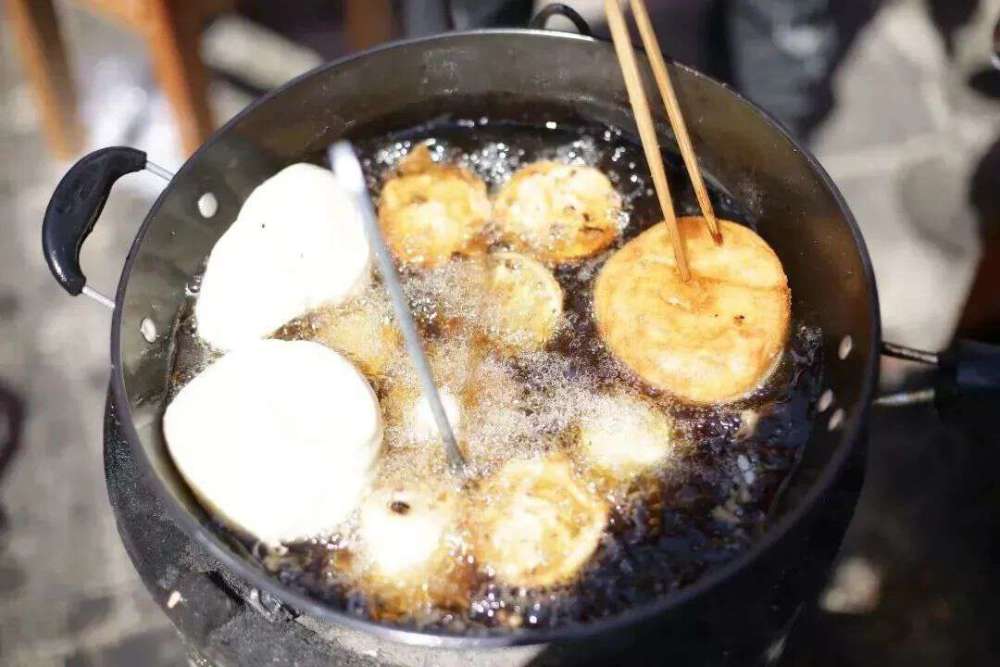 有畲乡棍凳,竹竿舞,五步拳,七步拳,大回拐棍等富含畲族特色的武术