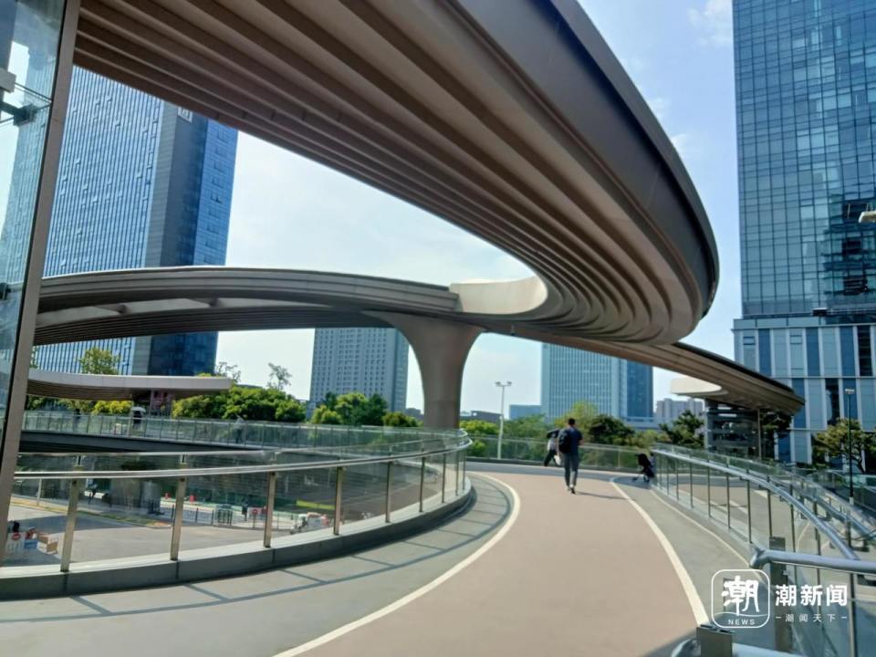 酷似“香奈儿”logo，杭州又多一座异形天桥，市民：气质和滨江蛮搭_腾讯新闻
