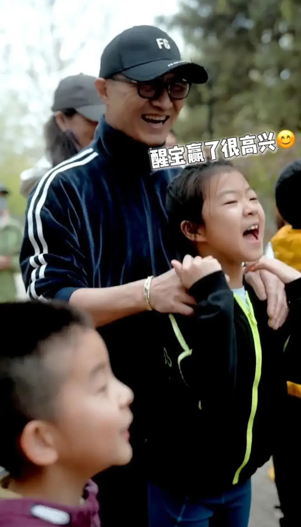 汪峰参加女儿运动会，醒醒正面照首次曝光，没有遗传到章子怡的美貌_腾讯新闻