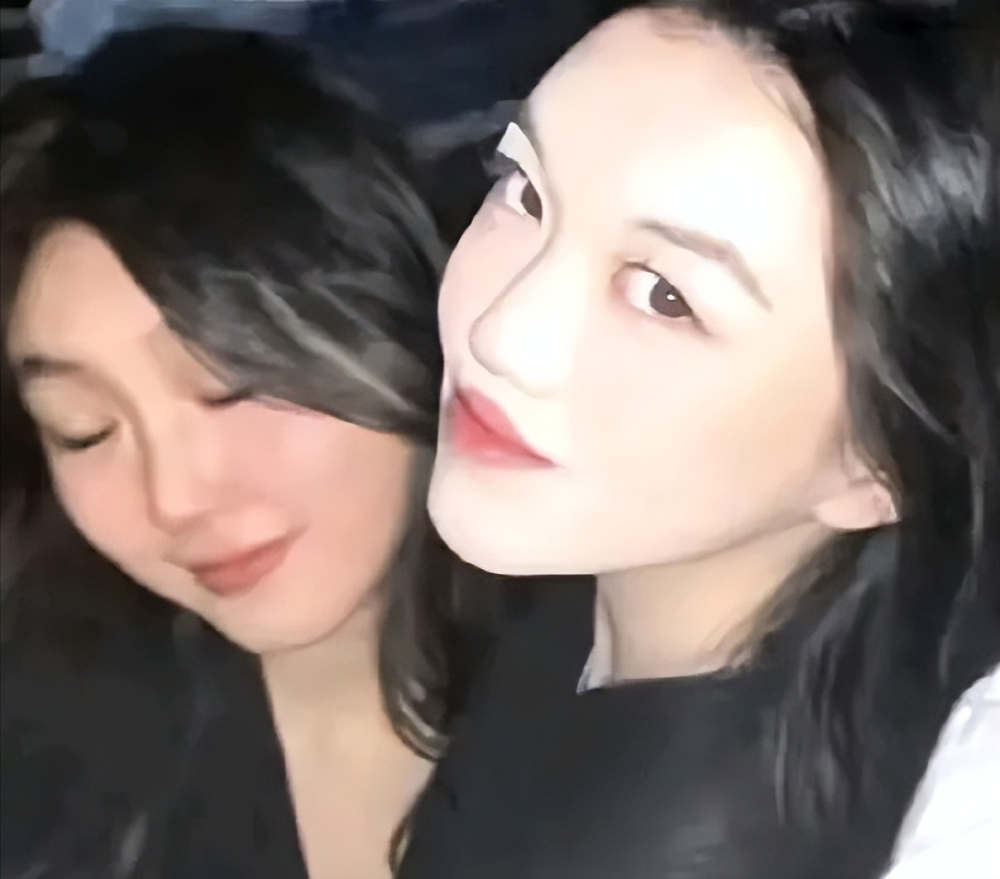 李嫣庆祝18岁生日,公开与王菲合影,五官变化太大,网友认不出来