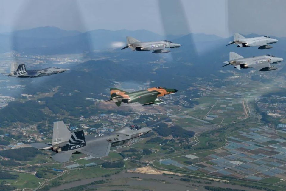 韩国空军f-4e进行国土告别巡礼飞行,采用特殊涂装纪念